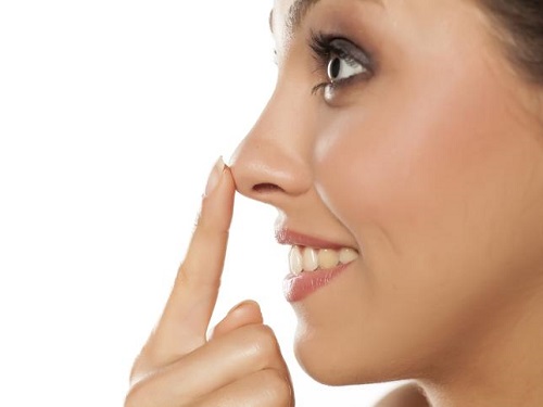 masaje facial en la nariz
